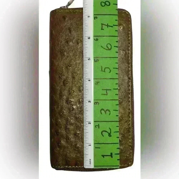 A woman’s brown wallet with ostrich leather print type pattern. - Picture 7 of 12